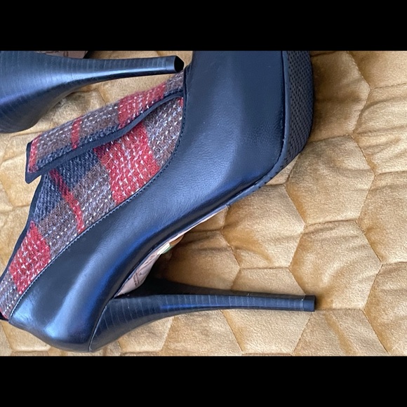 L.A.M.B. Ankle Booties Size 10 - Picture 8 of 9